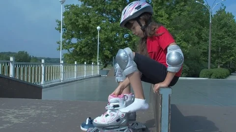 A little girl puts on rollers. Stock Footage