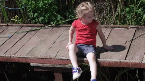 Little girl on riverside 스톡 동영상 62831753