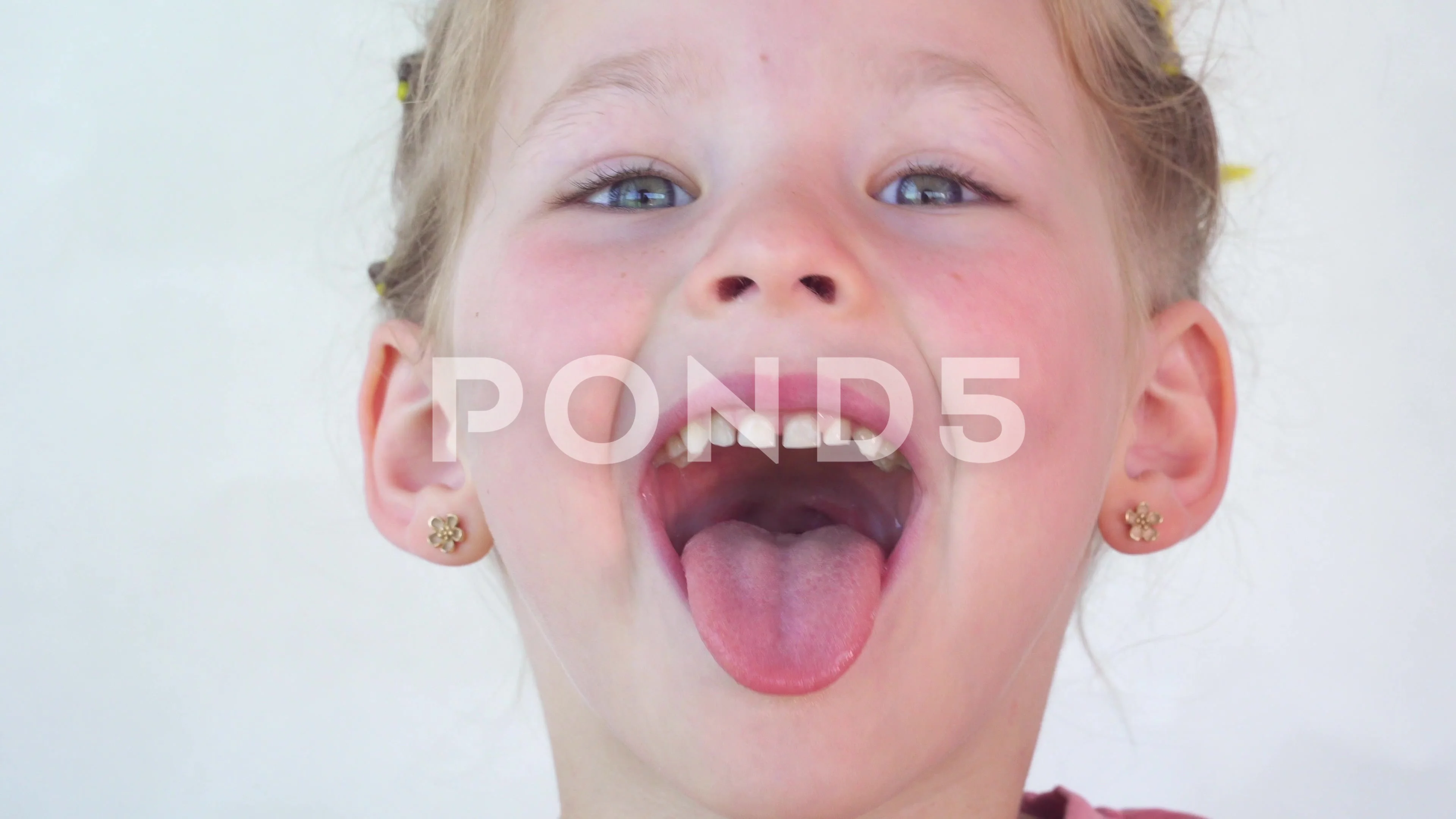 A little girl show tongue throat. portra, Stock Video