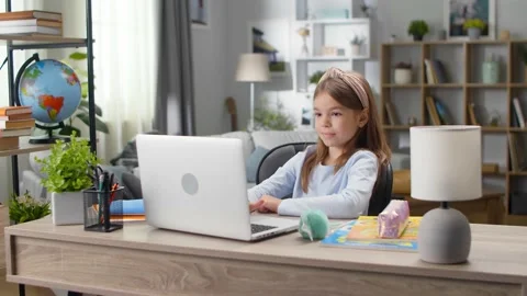 Little girl starts video tutorial at home during quarantine Vídeo Stock 138425822