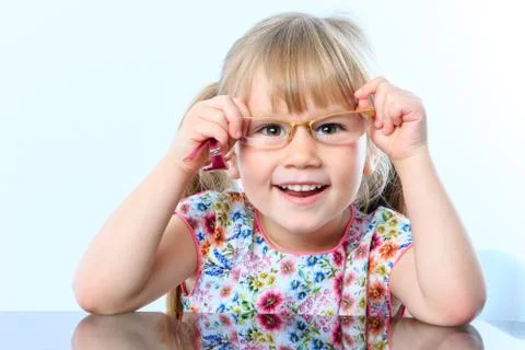 Little girl testing new glasses. Foto stock