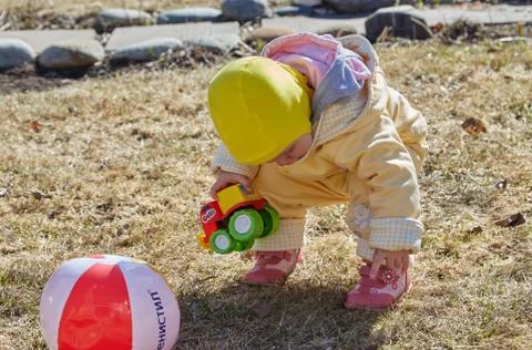 The little girl on walk Foto stock