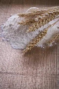 Little heap of flour and ears of wheat on wooden board on wooden board food and Stockfoto's