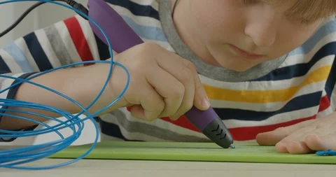 Little kid making mock up by 3d pen Video stock 123631396