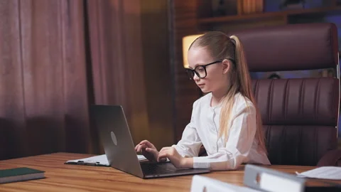 Little programmer getting server error on wireless laptop Video stock 244238858