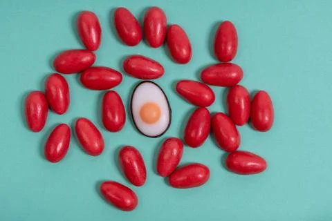 Little red Easter eggs spread around an Easter candy designed as egg white wi Foto stock