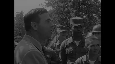 LITTLE ROCK - 1957: Desegregation — Two-star officer talks with smiling soldiers 库存影片 342230980
