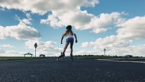 Little Rollerblading Vídeo Stock 86565862