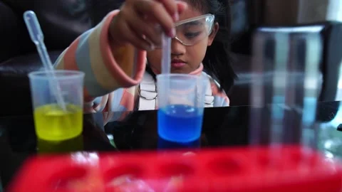 Little scientists are learning happily and interestingly Видео 221180422
