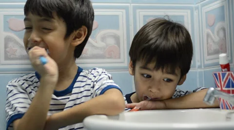 Little sibling brushing teeth together Stockbeeldmateriaal 38975650