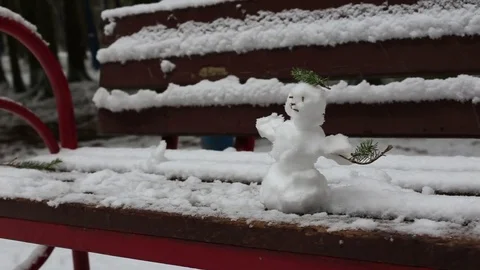 Little snowman on a bench Vidéo 83172180