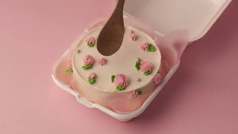 Little spring cake in the white gift box on the pink pastel background Video stock 238904665