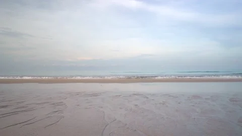 Little wave background on the beach at Phuket in Morning. 库存影片 144907221