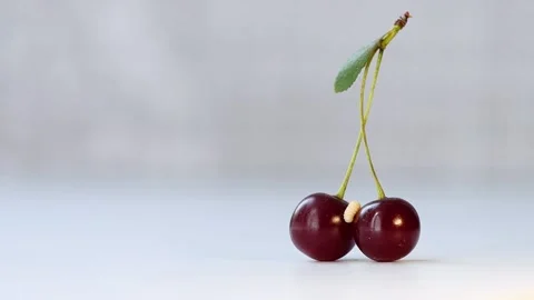 Little worm and cherry. Stockbeeldmateriaal 149360591