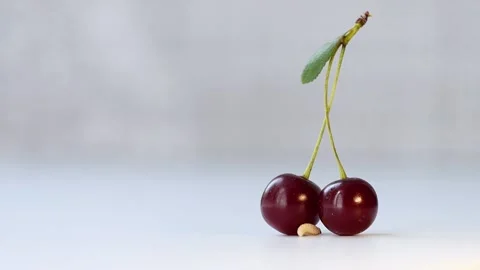 Little worm and cherry. Stockbeeldmateriaal 149360642