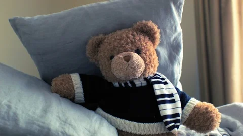 Live Animated Teddy Bear In Bed Pushing Up Against A Pillow Over His Head  库存影片 117242023