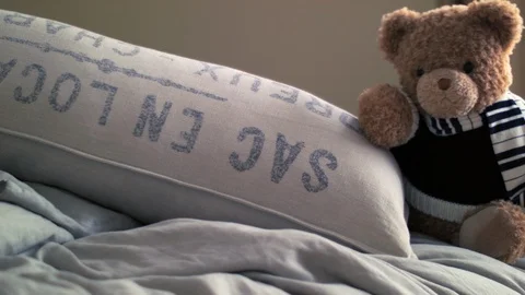 Live Animated Teddy Bear On A Bed Tilting Head Into His Palm 库存影片 117245491