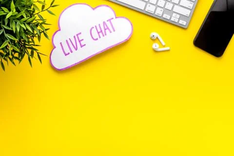 Live chat conversation message concept. Office desktop top view Foto stock
