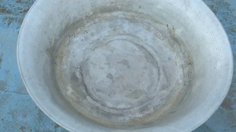 Live crayfish caught in the river are poured into the wash basin 動画素材 93293520
