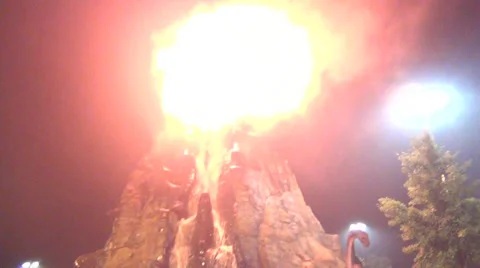 Live erupting volcano with flames Video stock 26746163