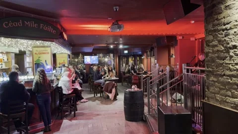 Live music performance inside a pub in the Temple Bar district, Dublin Stock Footage 319715911