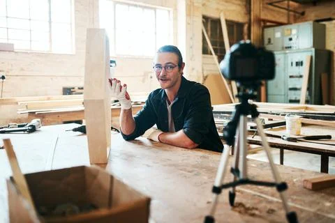 Live streaming, web workshop and construction tutorial with wood for furniture 库存照片