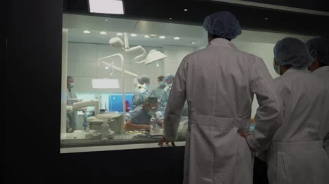Live Surgery with doctors watching 動画素材 62910164