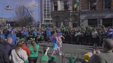 A lively drumline energizes the crowd during Dublin's St. Patrick's Day Video stock 334687771