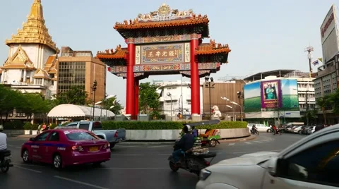 Lively traffic in front of Chinatown gate in the middle of roundabout square Vídeos de archivo 53131574