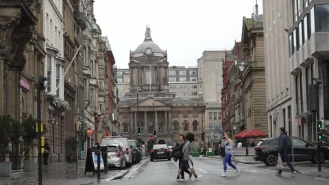 Liverpool Town Hall - Commuters Walking on Castle Street. Stock-Footage 338043285