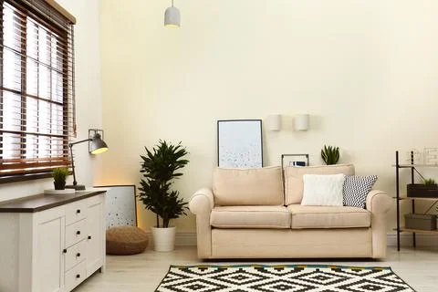 Living room interior with sofa, window blinds and stylish decor elements Foto stock