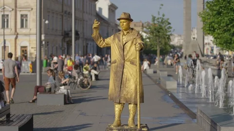 Living statue changing position Stock Footage 100366659