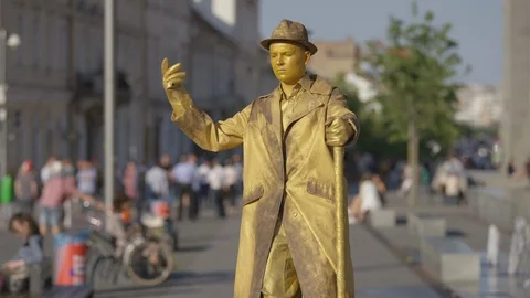 Living statue moving Stock-Footage 100366668