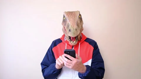 Lizard headed man using smartphone. 스톡 동영상 150897444