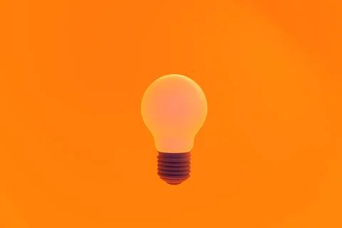 Llustration 3d rendering orange Light bulb on orange background Illustrazione stock