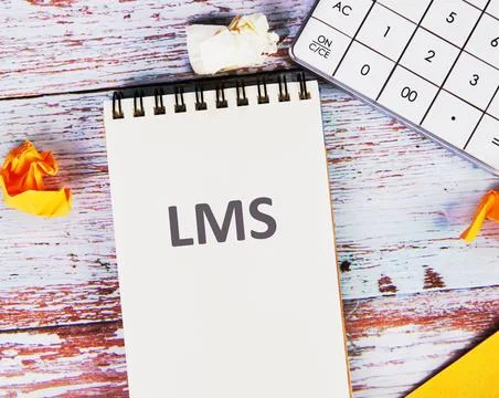 LMS - Learning Management System acronym. LMS in a notebook next to a calcu.. 스톡 사진