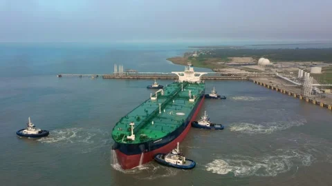 LNG Ship Leaving Dock 動画素材 332027322