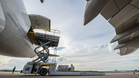 Load cargo for air freight logistic - Time lapse Видео 95649022