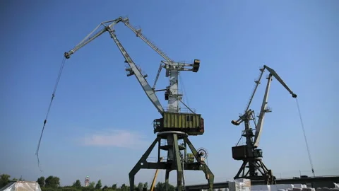 Load lifting crane turns to the side Stock Footage 93184413