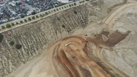 Loaded Bottom Dump Trailer (aka Belly Dump or Clam Dump) transporting materials Vídeo Stock 153808969