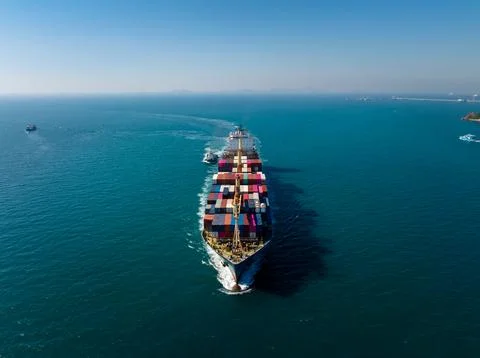 Loaded Cargo Container Ship Navigating Blue Ocean Waters Near Si Racha High.. 스톡 사진
