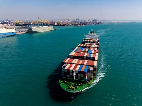 Loaded Cargo Container Ship Navigating Coastal Waters Near Deep Sea Port Hi.. Foto stock