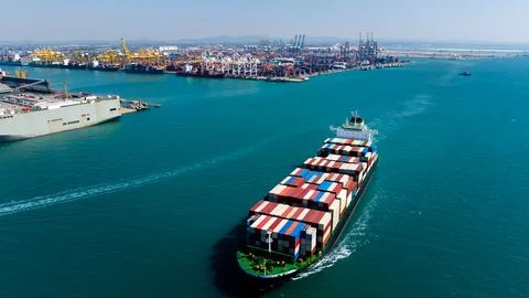 Loaded Container Ship Navigating Toward A Busy Industrial Port In Chon Buri.. 库存照片