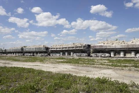 Loaded train of wagons freight train operating on the production of natural r Stock-Fotos