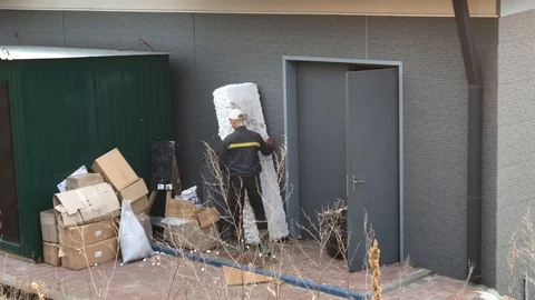 Loader carries boxes Video stock 109802371