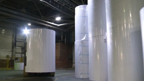 The loader carries the paper in a roll Stockbeeldmateriaal 103010769