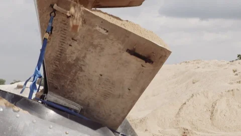 A Loader Drops Dirt Into A Dirt Conveyor 스톡 동영상 87507882