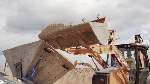 A Loader Drops Dirt Into A Dirt Conveyor 스톡 동영상 87508199