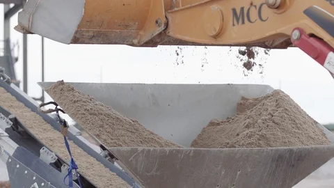 A Loader Drops Dirt Into A Dirt Conveyor 스톡 동영상 87509584