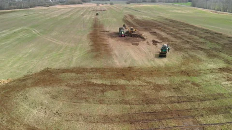 Loader fills the tractor's manure spreader in the field Vídeos de archivo 155167794